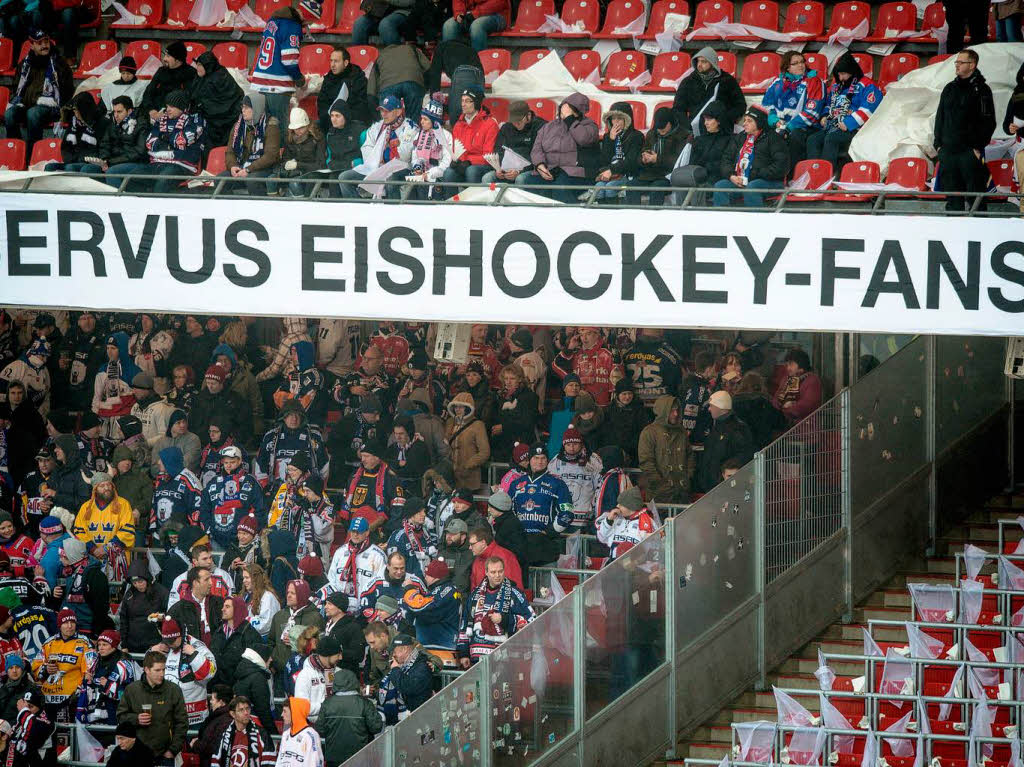 Das gab es noch nie: ein Eishockey-Spiel der DEL in einem Fuballstadion.