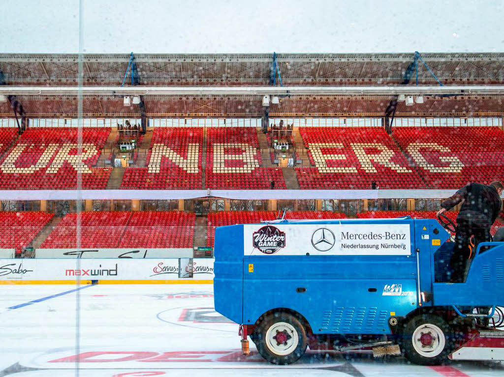 Eine Eismaschine bereitet im easyCredit-Stadion in Nrnberg (Bayern) die Spielflche fr das Eishockey Winter Game vor.