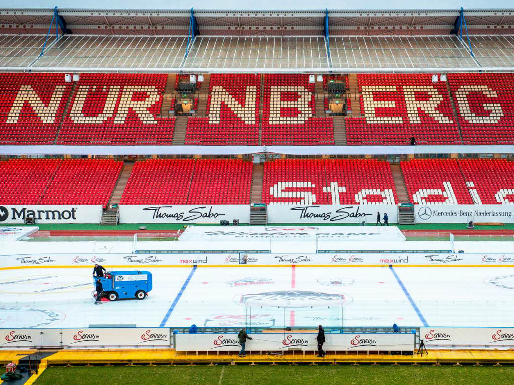 Das easyCredit-Stadion wird fr ein Match der DEL in eine Eishockey-Freiluftarena verwandelt.