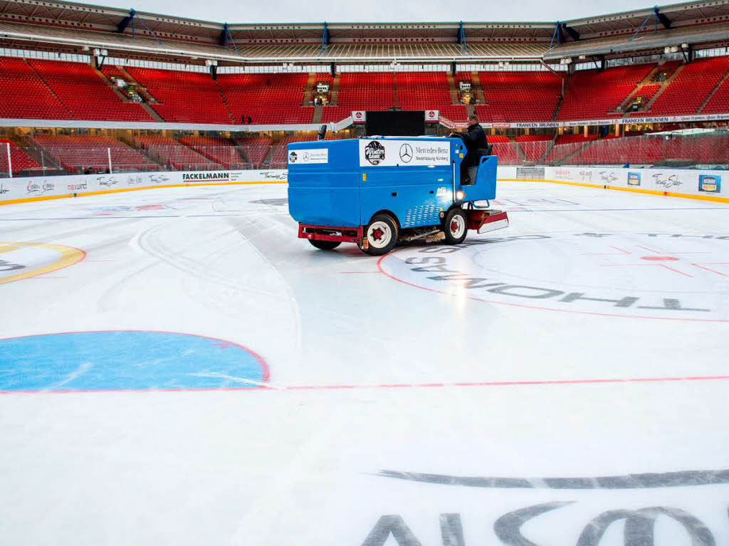 Eine Eismaschine bereitet im easyCredit-Stadion in Nrnberg (Bayern) die Spielflche fr das Eishockey Winter Game vor.