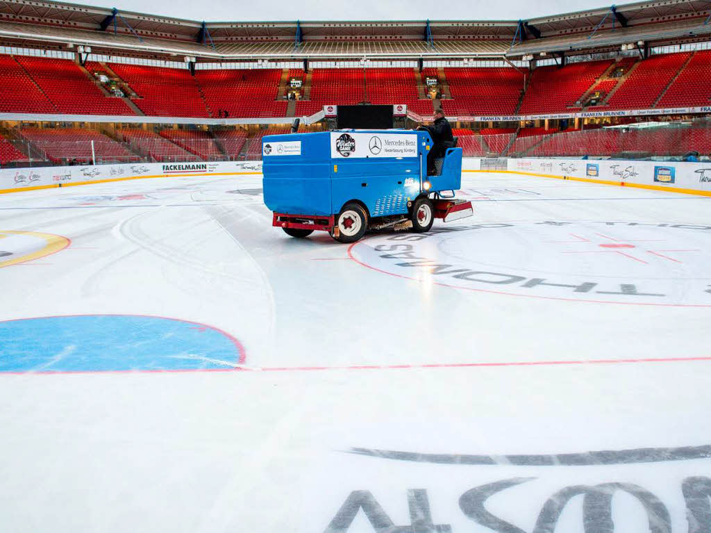 Eine Eismaschine bereitet im easyCredit-Stadion in Nrnberg (Bayern) die Spielflche fr das Eishockey Winter Game vor.