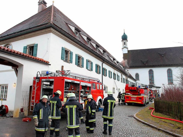 Ein Brand im Franziskanerkloster in Fssen fordert zwlf Verletzte.  | Foto: dpa