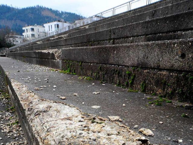 Weil auf der Tribne des Uni-Sportstad...liegende Parkdeck weitgehend gesperrt.  | Foto: Thomas Kunz