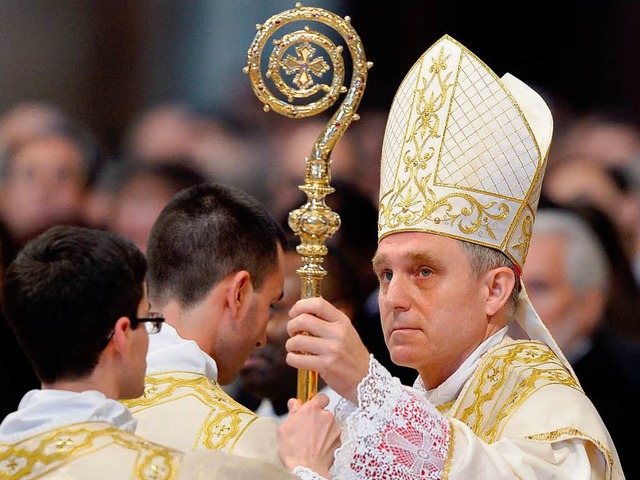 Der Hirtenstab als Zeichen: Georg Gns...t Benedikt XVI., ist jetzt Erzbischof.  | Foto: AFP