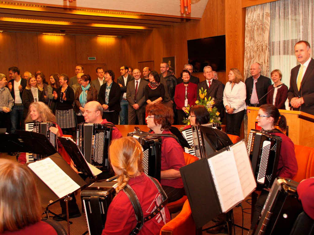 Ehrenkirchens Brgermeister Thomas Breig beim Neujahrsempfang 2013 im Ratssaal. Der Handharmonika-Club Ehrenstetten unter Leitung von Hans-Peter Ihringen umrahmte den Empfang musikalisch.