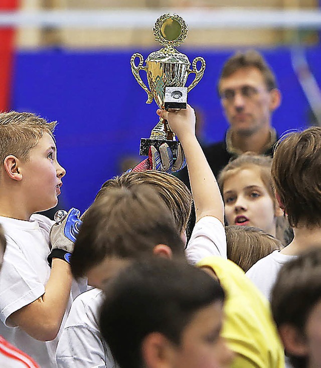 Die Sieger reckten ihren Pokal in die Hhe.   | Foto: Christoph Breithaupt