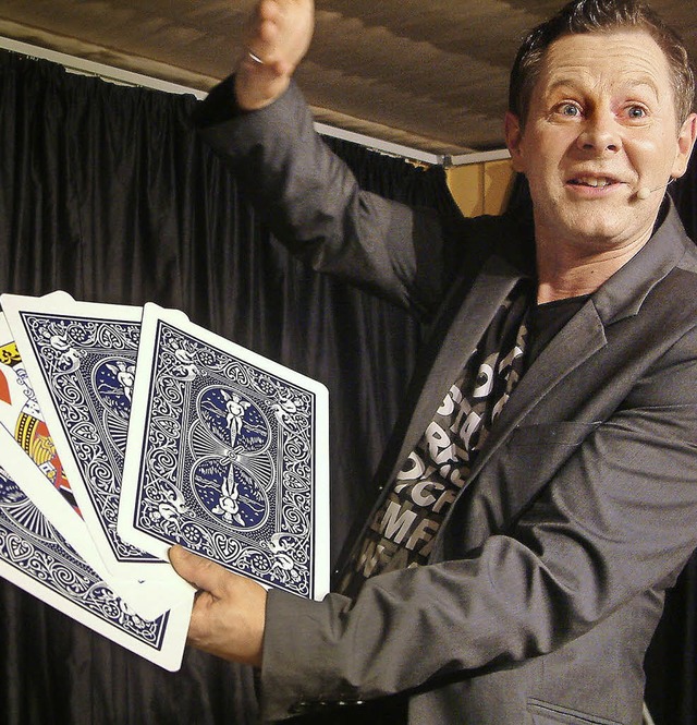 Unter anderem mit Spielkarten-Tricks v... &#8222;Geheimwitzvoll&#8220; im  TAM.  | Foto: Roswitha Frey