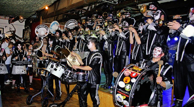 Rockten die Brendener Dorfhalle: die Gngelsuuger aus Berau.   | Foto: Luisa Denz