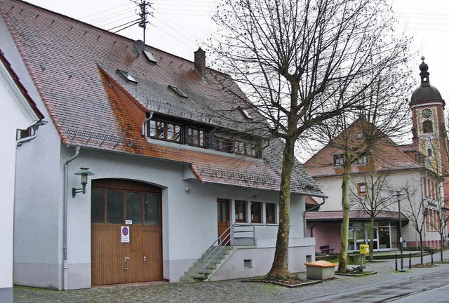 Das Neuershauser Feuerwehrhaus wollen ...Fahrzeughalle (links) fr eine Mensa.   | Foto: mario schneberg