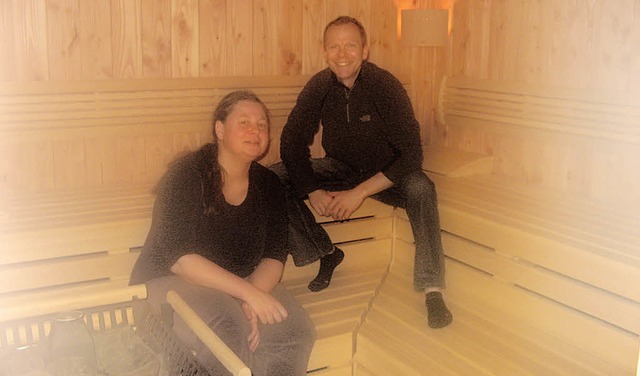 Fr den Fotografen schwitzen Hannah Ke...r neuen Bio-Sauna aus Douglasienholz.   | Foto: Roman Kiener