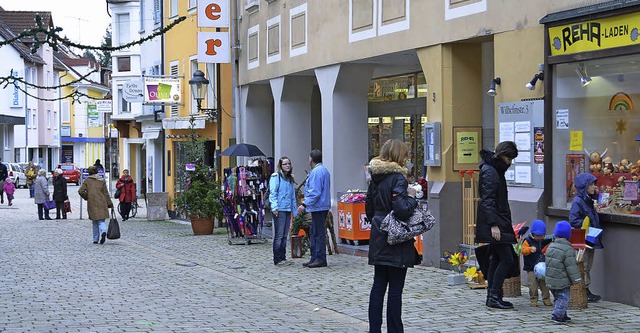 Zufrieden mit dem  Weihnachtsgeschft ... der Mllheimer Wilhelmstrae belebt.   | Foto: Sigrid umiger