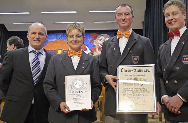 Martin Drayer (links) aus Glottertal ...rle ernannte sie zu Ehrenmitgliedern.   | Foto: Eberhard Weiss