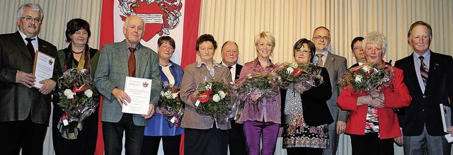 Die goldene Ehrennadel der Stadt Zell ...Strohmeier (von links, mit Ehefrauen).  | Foto: Hermann Jacob