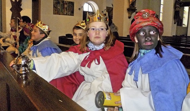 Aufmerksam verfolgen die Nollinger Ste...der Pfarrkirche mit auf den Weg gibt.   | Foto: Claudia Gempp