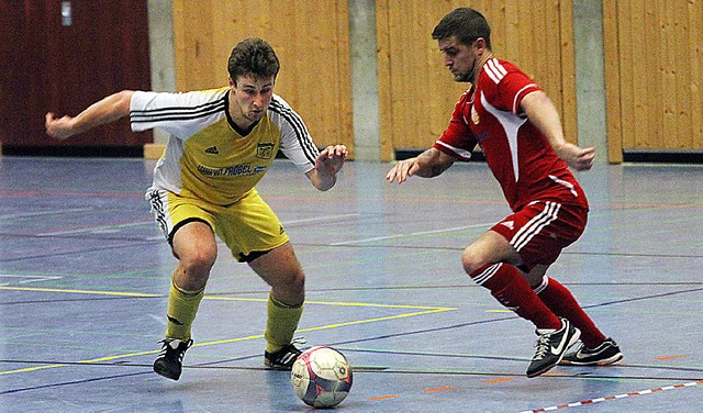 Der Eichsler Michael Kibiger (links) i... Dominique Balmat vom FC Rheinfelden.   | Foto: scheibengruber