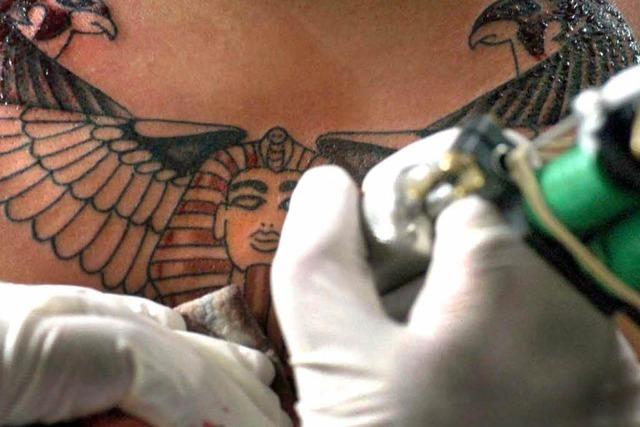 Streit um Tattoo fhrt zu Massenkeilerei mit zwei Verletzten