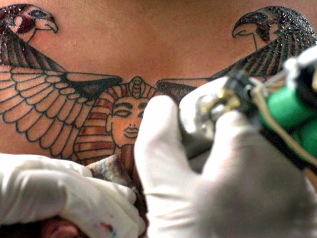 Tattoos sind ein emotional besetztes T...ne Ttowierung eskaliert (Symbolfoto).  | Foto: dpa