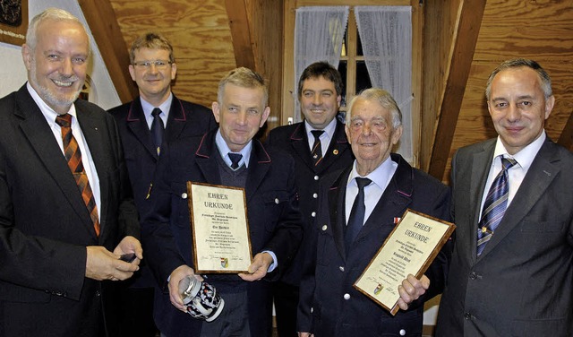 Ehrungen bei der Feuerwehrabteilung Wa...ld und Ortsvorsteher Thomas Hofstetter  | Foto: Roland Vitt