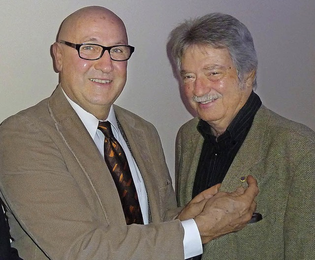 Rainer Ktzlmeier (links) ehrt Helmut Patzelt.   | Foto: VDI