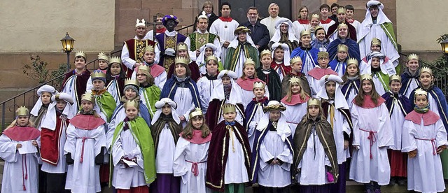 Fast 50 freudestrahlende Sternsinger vor der Sulzer Kirche St. Peter und Paul.   | Foto: dieter fleig