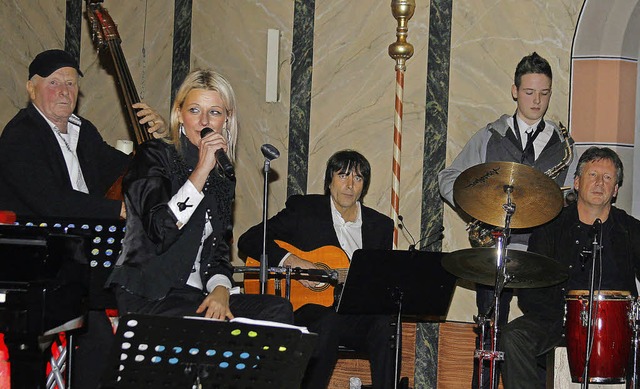 Das Duo Unikat wartete gemeinsam mit a...ephan mit swingenden Weihnachten auf.   | Foto: heidi fssel