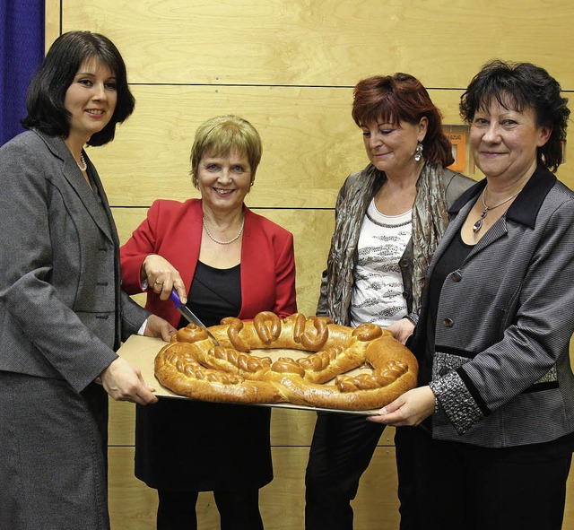 Beim Anschnitt: Brgermeisterin Kathri...rmeisterin aus Fessenheim (von links).  | Foto: A. huber