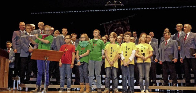 Jugendchor &#8222;sing it&#8220; mit d...gesangverein Oberried im Hintergrund.   | Foto: Barbara Odrich-Rees