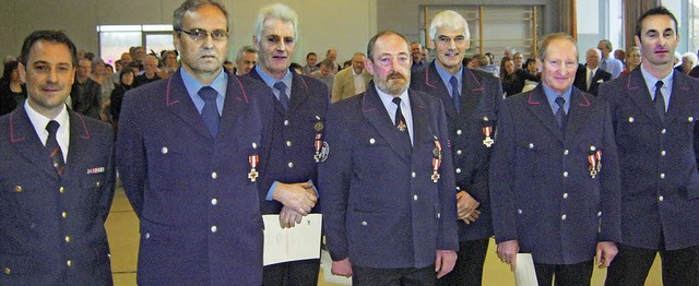 Die Feuerwehr-Ehrennadel in Gold konnt...sler, Gerhard Mangold und Klaus Batt.   | Foto: Anne Freyer