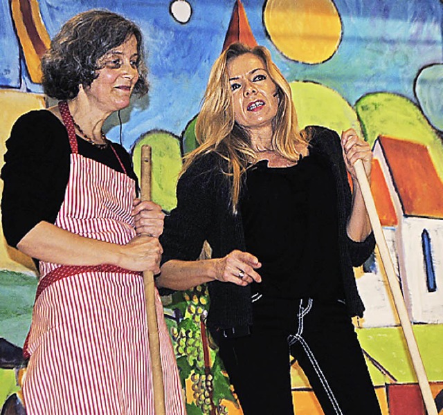 Heidi Meisinger und Jutta Huber lassen sich bers Dorfgeschehen aus.  | Foto: Beatrice Ehrlich