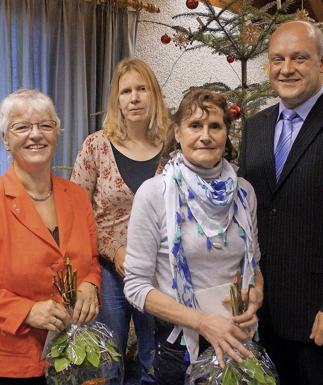 Ein Dankeschn frs Ehrenamt: Roswitha...eister Christian Rscher (von links).   | Foto: Verena Wehrle