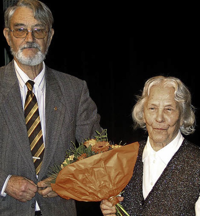 Rolf Eilers berreichte dem langjhrig...zum 90.Geburtstag einen  Blumenstrau.  | Foto: Harald Albiker