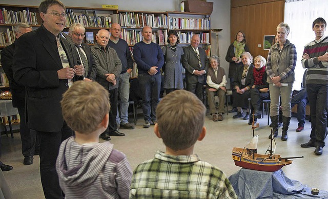 Pfarrer Werner Bauer (links) bedankte ...eisach-Gndlingen  engagiert hatten.    | Foto: martin Hau