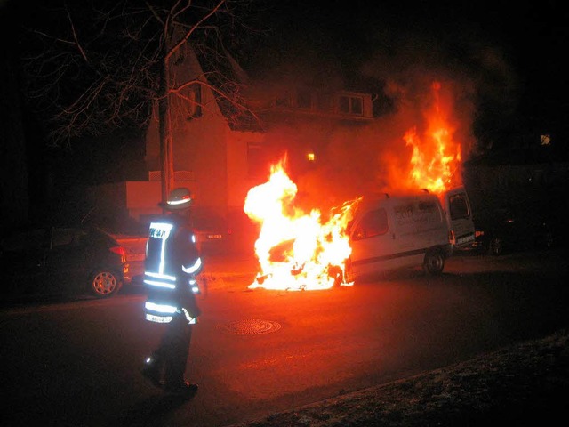 Lichterloh brannte dieses Auto in der ...als Ursache einen technischen Defekt.   | Foto: Polizei