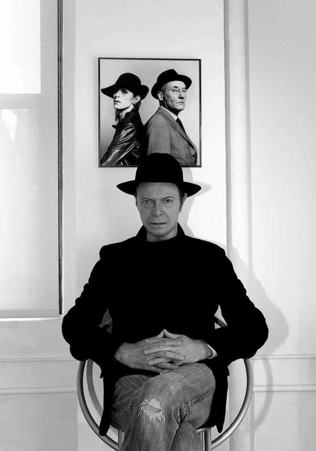 David Bowies neuestes Pressefoto, hint...dem Autor William Burroughs zu sehen.   | Foto: Jimmy King