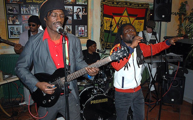 Steven Ras Opoku (Gesang) verwandelte den Heugarten in eine Reggae-Community.   | Foto: Marion Domann