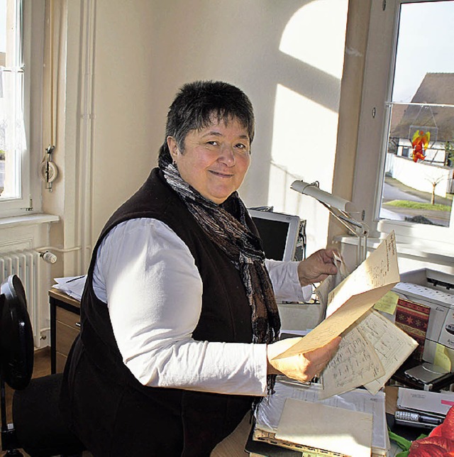 Pfarrsekretrin Rosemarie Schmidt an i...tz im sanierten Weisweiler Pfarrhaus.   | Foto: Hge