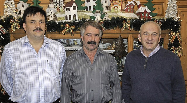 Der Vorsitzende des MGV Bettmaringen W...ent des Sngers Edgar Magerl (rechts).  | Foto: Dietmar Noeske