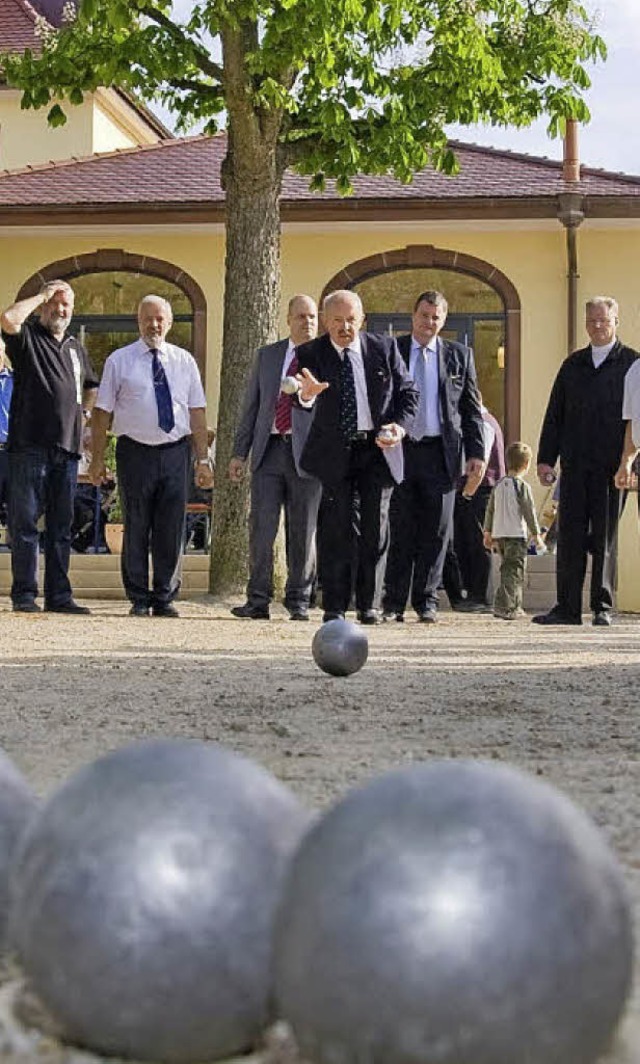 Brgermeister beim Boulespiel in Rhein... Wittisheim ist die jngste im Kreis.   | Foto: Archivfoto: Schnherr