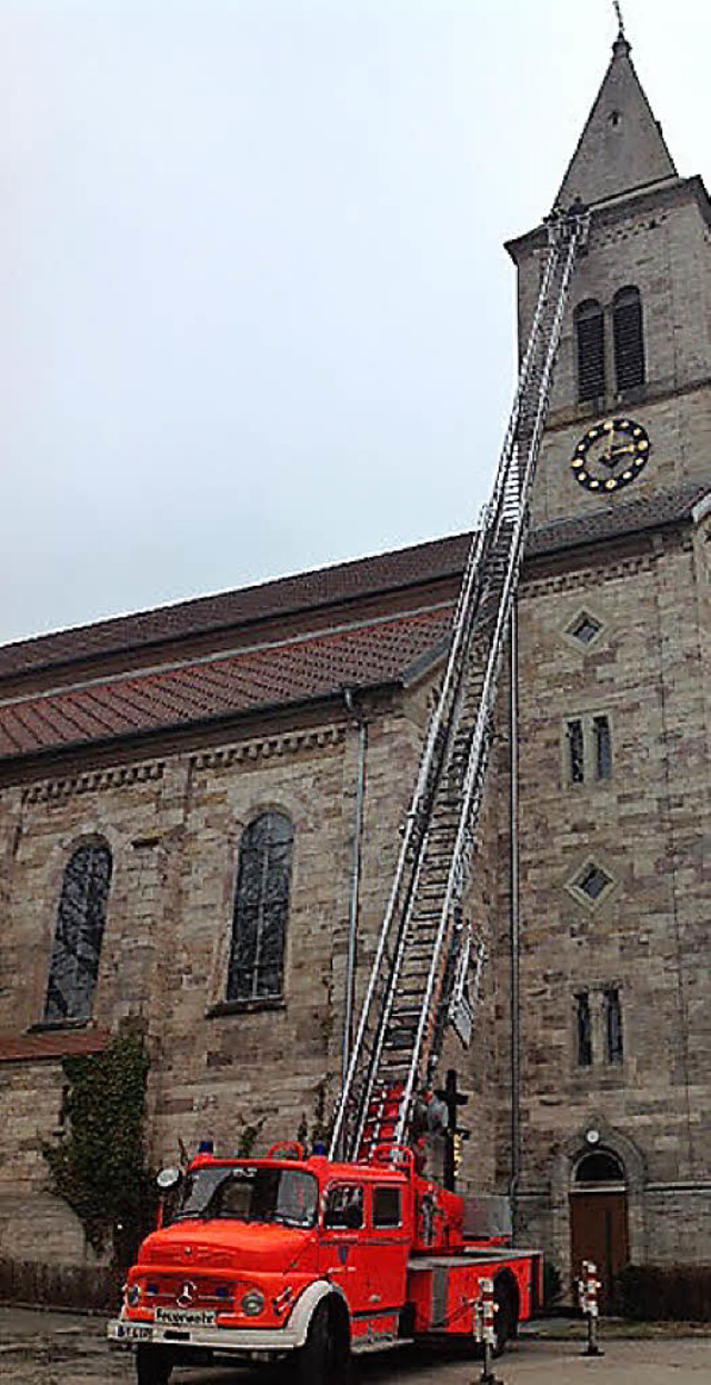 Auch bei der Reparatur des Kirchendach...rchplatz ist nun wieder frei begehbar.  | Foto: privat