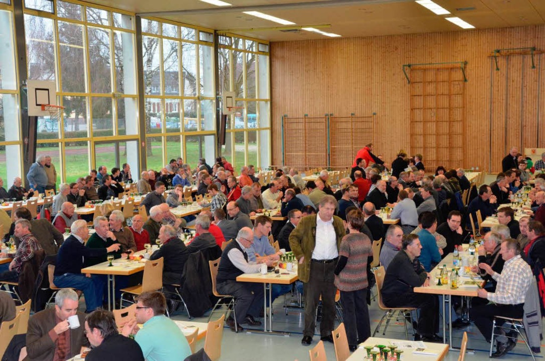 Zur Versammlung des Badischen Weinbauv...che Winzer in die Halle nach Ihringen.  | Foto: Gerold Zink