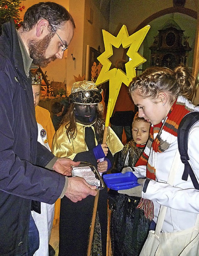 Pastoralreferent Matthias Wner verte... die gesegnete Kreide an Sternsinger.   | Foto: Gempp