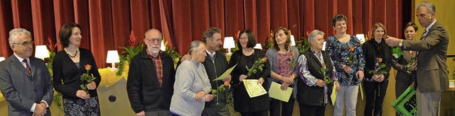 Fritz Gruber (von links), Birgit Lehma...gen ein Dankeschn fr ihr Engagement.  | Foto: Langelott