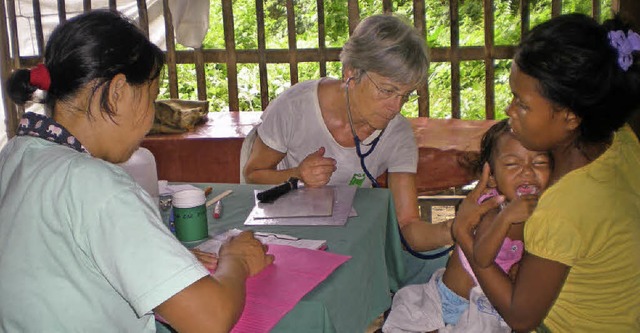 Die rztin Helga Lenschow untersucht w... die Kommunikation mit den Patienten.   | Foto: Privat