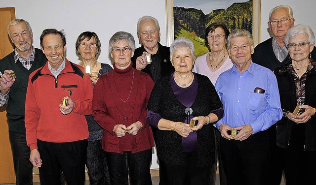 Lob fr treue Wanderer (von links):  D...utter, Adelbert  und Anna Baumgartner   | Foto: Hans-walter   Mark