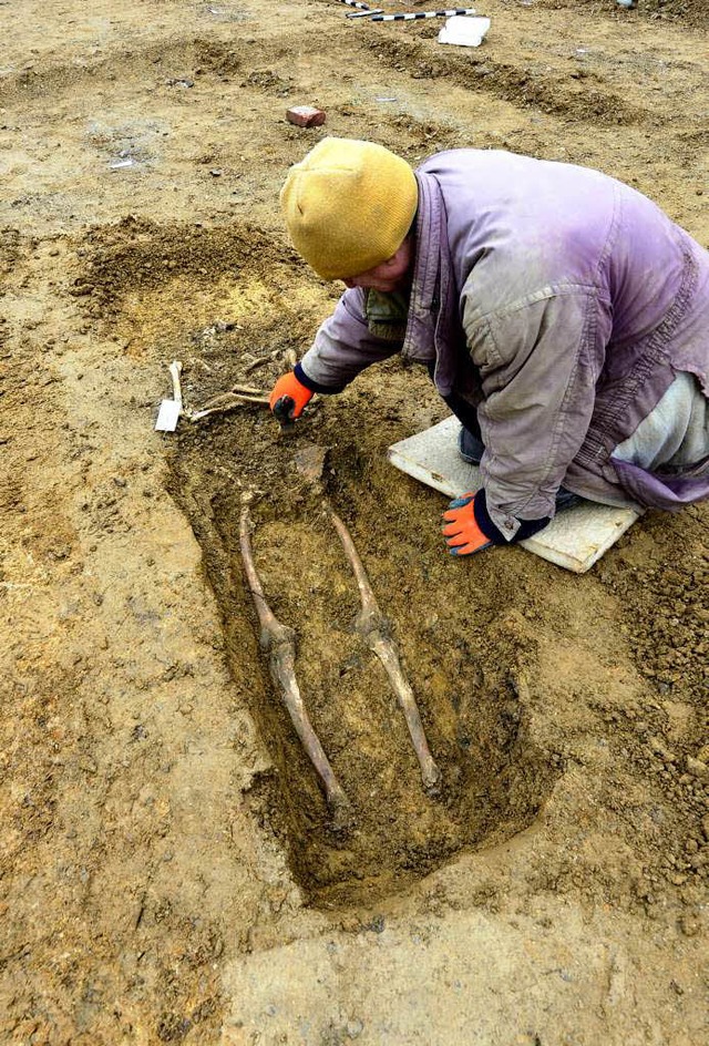 Gebeine bergen im Hang hinter der Kart...Bagger den alten Friedhof angekratzt.   | Foto: Ingo schneider