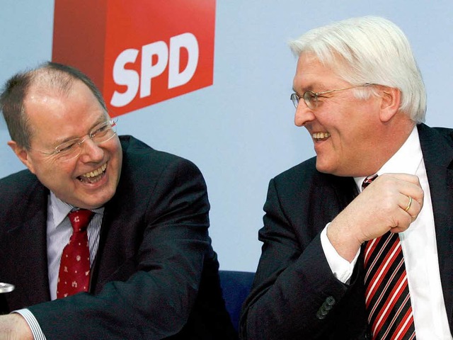 Frank-Walter Steinmeier (rechts) stell...en Kanzlerkandidaten Peer Steinbrck.   | Foto: DPA
