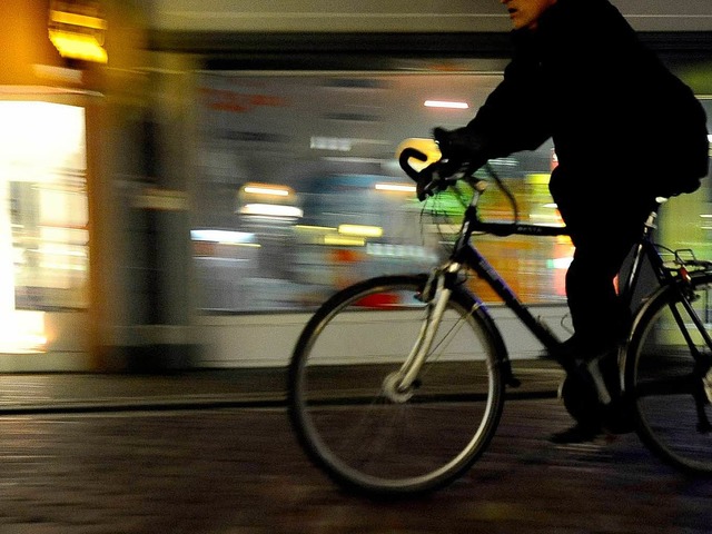 Die Hlfte der Radler fhrt ohne Licht, schtzt die Polizei.  | Foto: I. Schneider