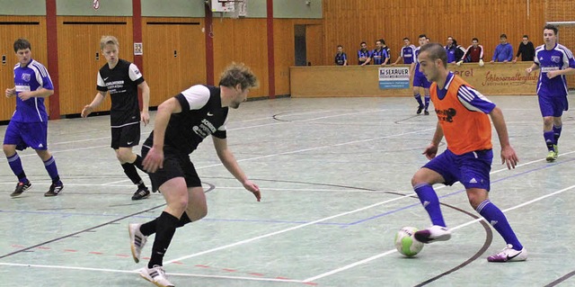 Temporeicher Sport war beim Hallenfub...rtelfinale gegen den FC Btzingen II.   | Foto: mario schneberg