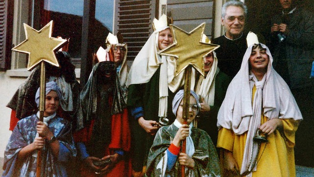 Eine der ersten Haltinger  Sternsinger...en vor dem Pfarrhaus mit Pfarrer Graf   | Foto: privat