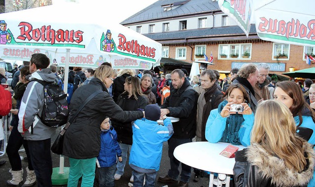 Ganz schn viel los. Szene vom Wintermarkt in Schluchsee.   | Foto: L. Denz